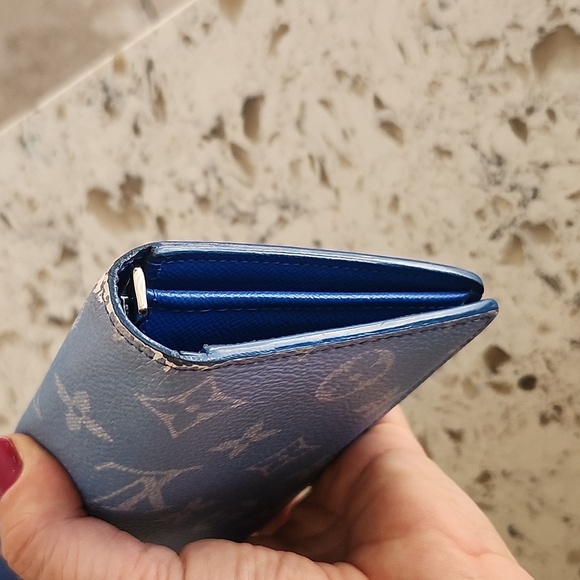 Louis Vuitton RARE Gradient Blue Monogram Wallet/Passport Holder - Picture 4 of 15